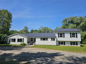 Building Photo - 861 Filkins Rd