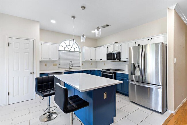 Building Photo - 2414 Mockingbird Dr