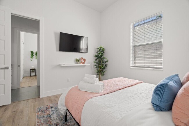 Building Photo - Gorgeous New Constriction House in Tampa