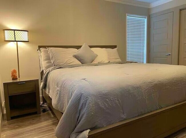 Building Photo - 6402 Del Monte Dr