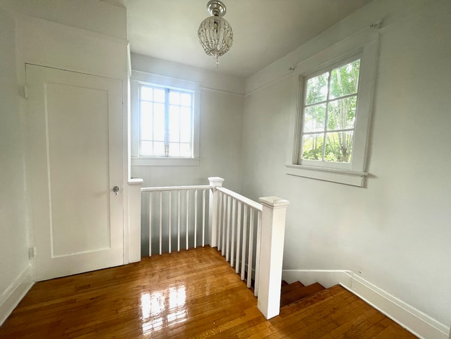 Building Photo - AVAILABLE JUNE 2026 Stunning 3 bed/2 bath ...