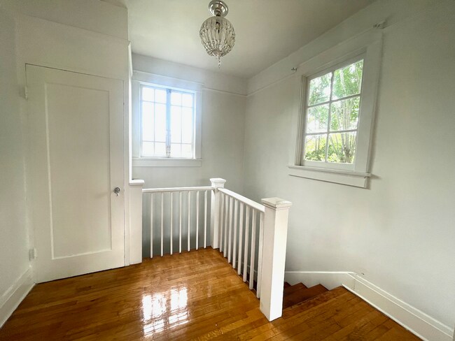 Building Photo - AVAILABLE JUNE 2026 Stunning 3 bed/2 bath with sunroom!