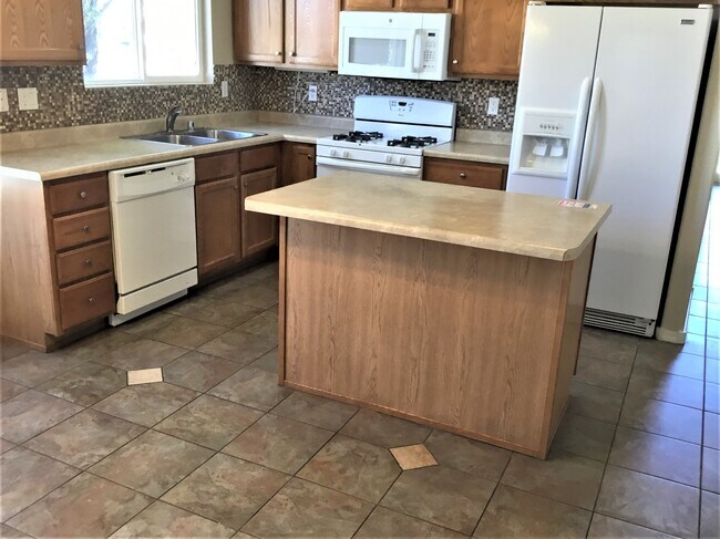 Building Photo - 500 Playful Meadows Dr NE