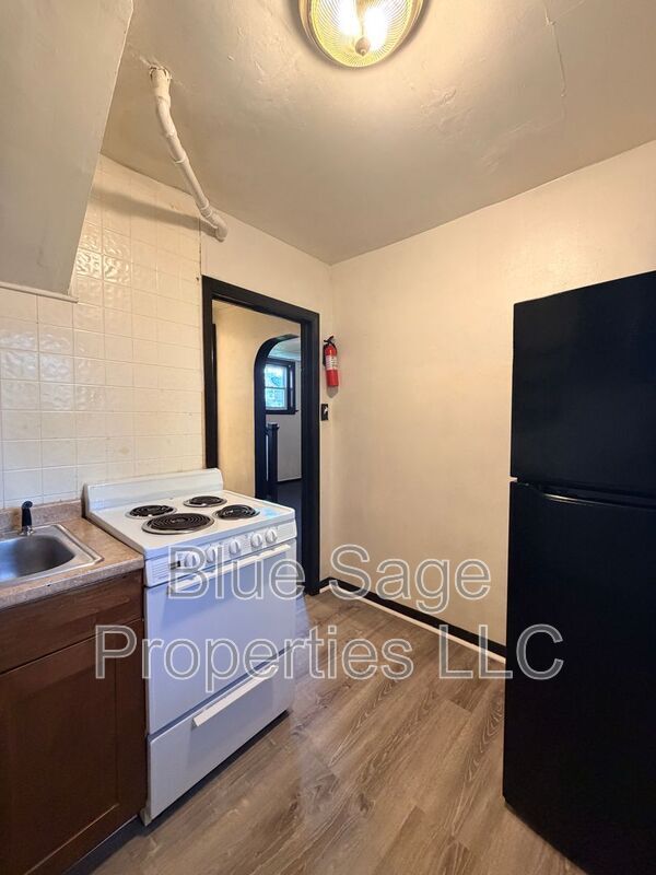 Building Photo - 621 W 7th St