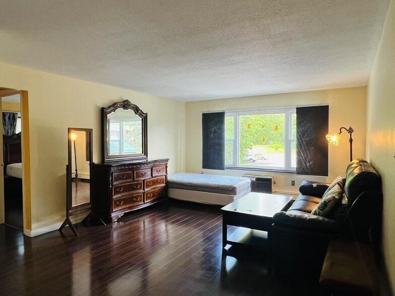 Building Photo - B5 Colonial Dr