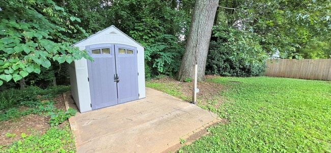 Building Photo - Cutest move-in ready brick ranch in Pfafft...