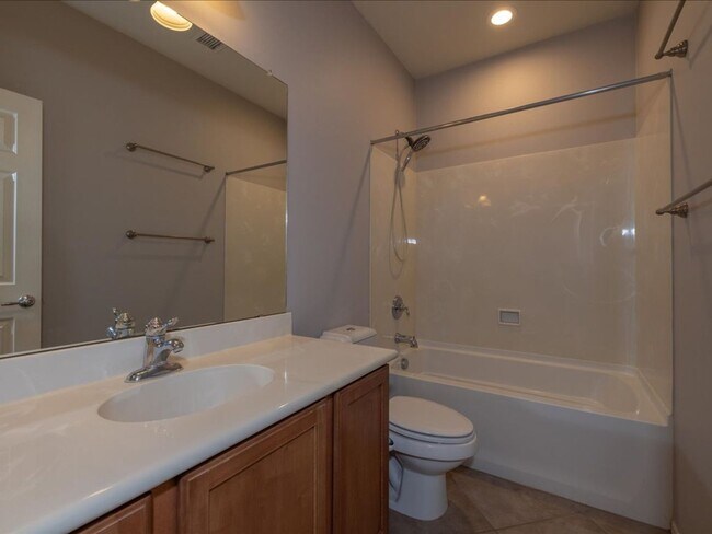 Building Photo - 4 Bedroom 3 Bathroom