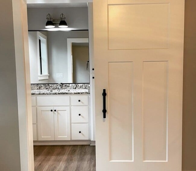 Building Photo - BEAUTIFUL CUSTOM - BUILT SINGLE LEVEL HOME...