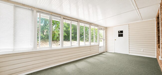 Building Photo - 1438 Thousand Roses Dr S