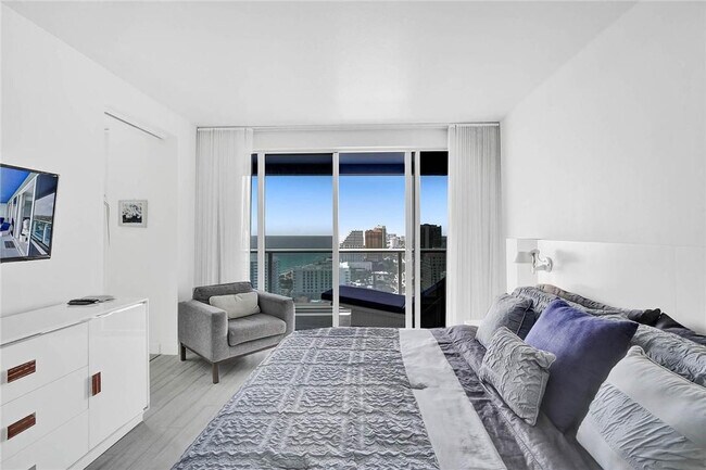 Building Photo - 3101 Bayshore Dr