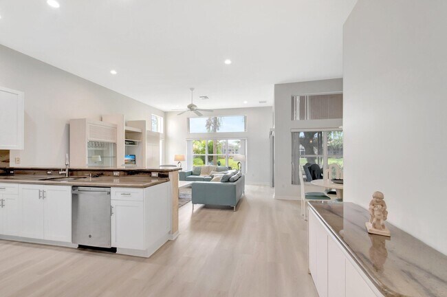 Building Photo - 7566 Pebble Shores Terrace