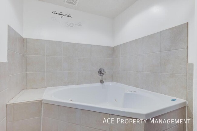 Building Photo - 240 Grandeur Ln