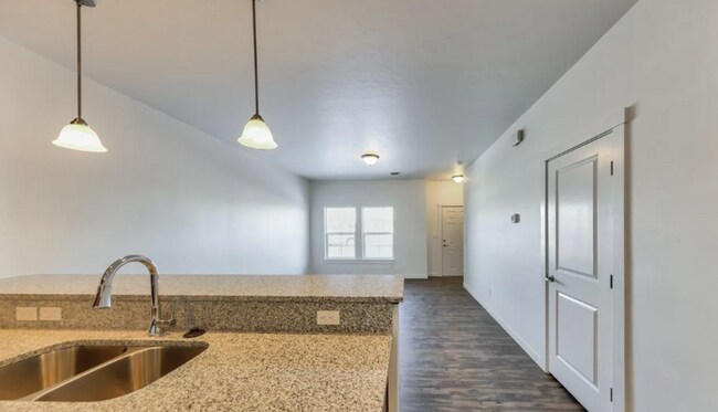 Building Photo - Stylish Townhome with Room to Relax & Ente...