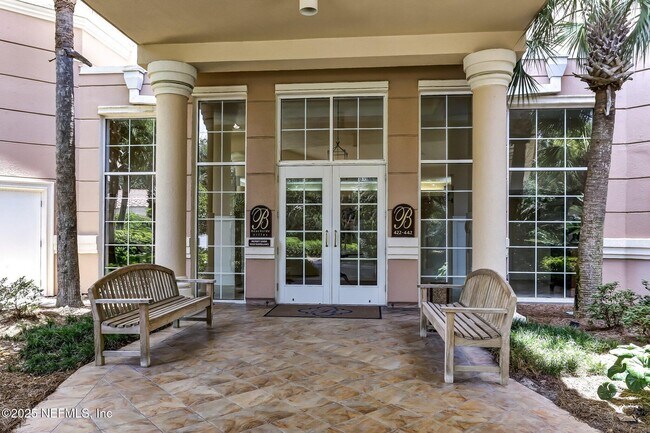 Building Photo - 426 Beachside Pl