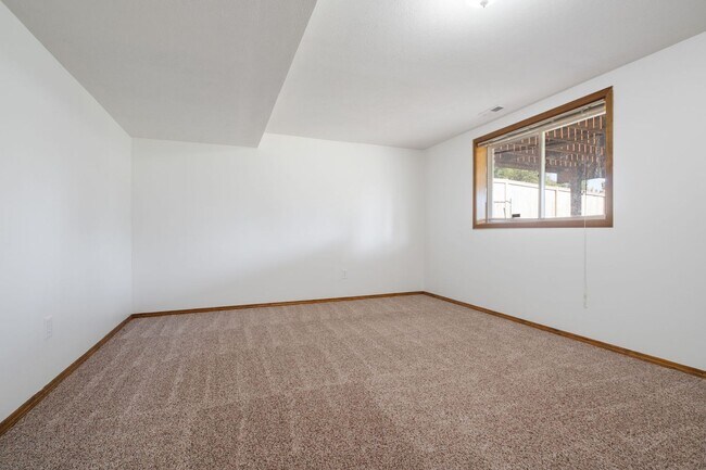 Building Photo - Spacious 4 Bed, 3 Bath Home | Central Vall...