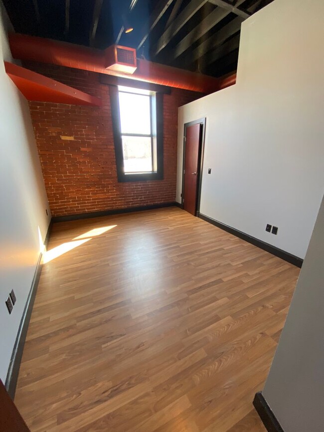 Building Photo - Beautiful Downtown Springfield Loft