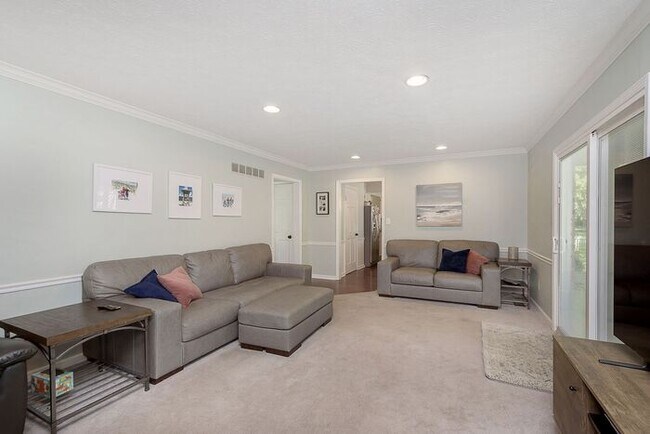 Building Photo - Lovely 4 Bedroom 2 Bath Home in Carmel!