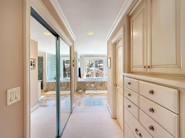 Building Photo - 1526 Hillview Dr