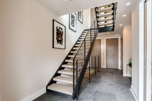 Building Photo - Old City Townhome with Parking