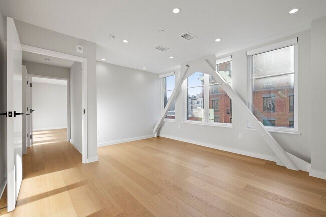 Building Photo - 693 Sutter St