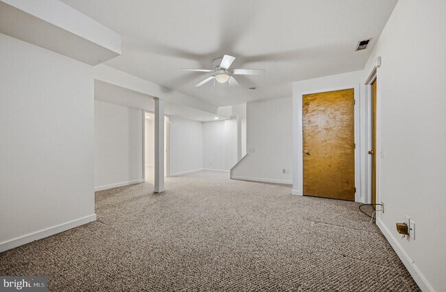 Building Photo - 207 Steeplechase Cir
