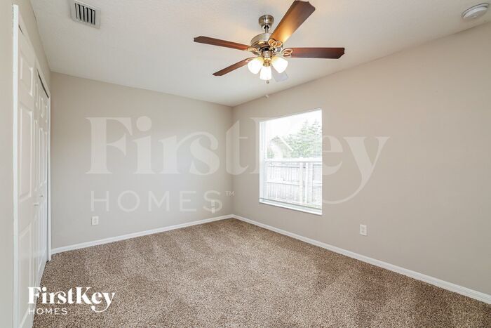 Building Photo - 422 SW Cherryhill Rd