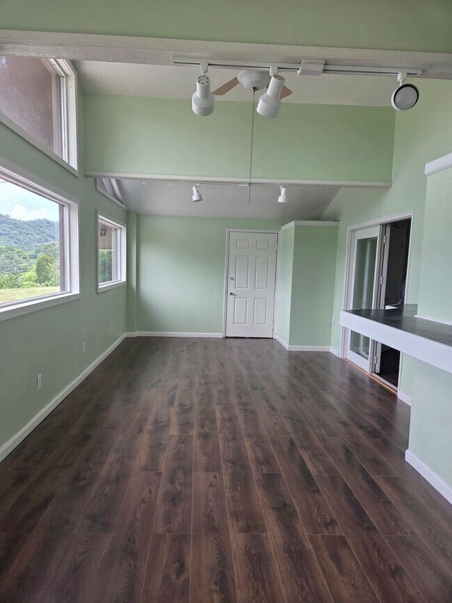 Building Photo - 2 Bedroom / 1 Bath bonus room, large living kitchen/dining room combo duplex