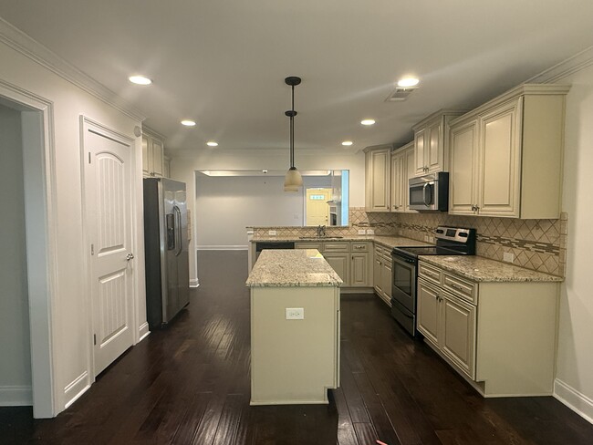 Building Photo - 2423 Deer Run Ct