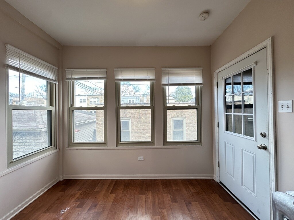 Building Photo - 5023 N Ridgeway Ave