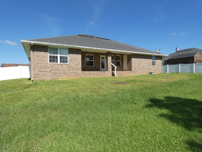 Building Photo - 4bed/3 bath/2 car garage/ 2400 sq ft in Wh...