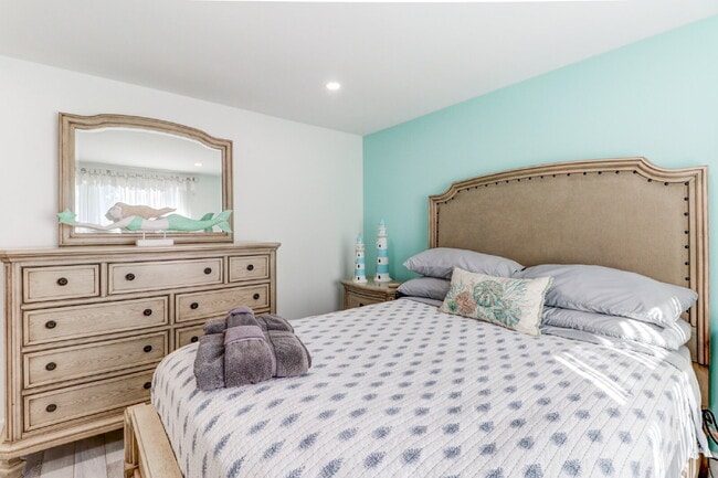 Building Photo - Fully Furnished 4-Bedroom Pool Home with Golf Course Views in Northdale