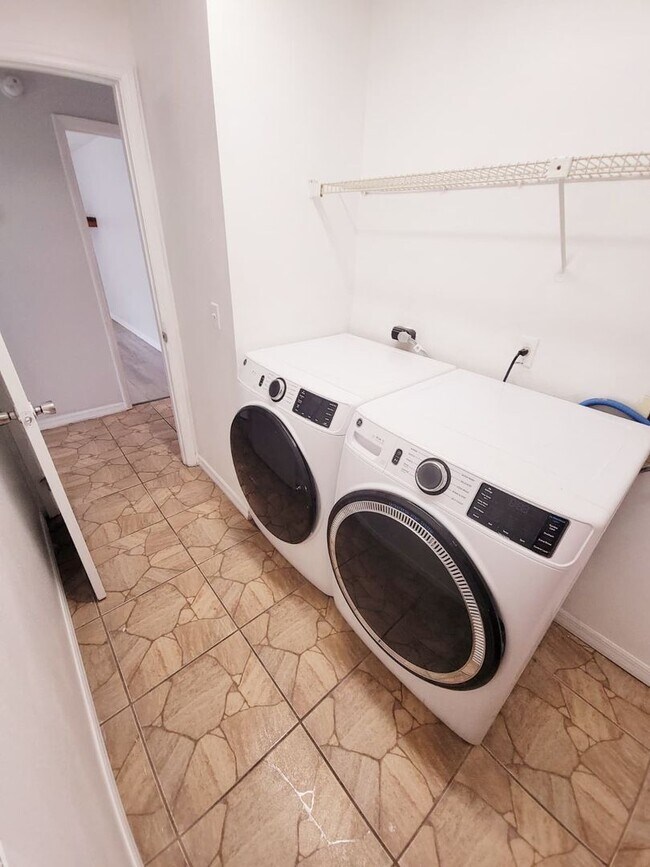 Building Photo - For Rent | Hidden Glen Community | 4 Bed, 2 Bath + Private Pool Oasis