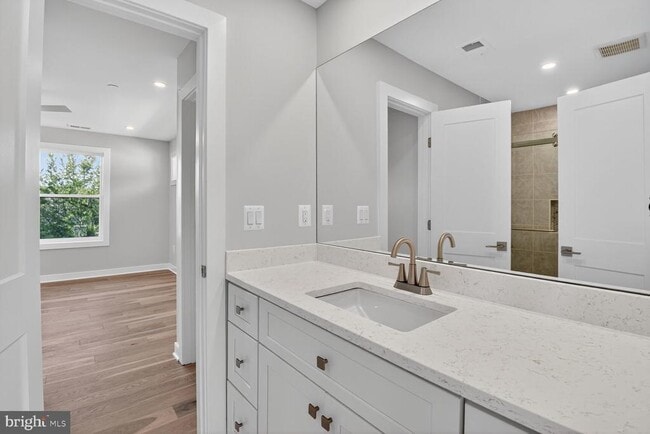 Building Photo - 5310 Cathedral Ave NW