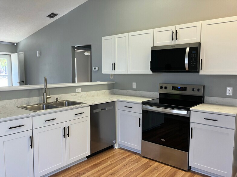 Building Photo - 4925 E Stevenson Ct