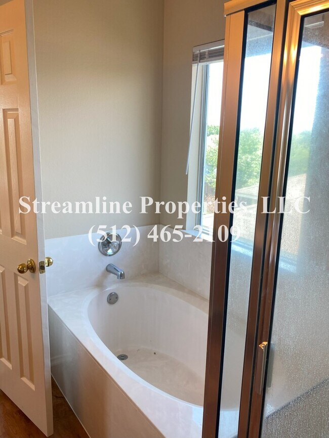 Building Photo - Beautiful 3 bedroom, 3 bathroom and study ...