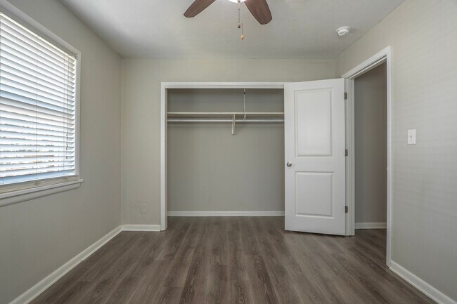 Building Photo - Charming 4 bedroom, 2 bathroom home located in Fayetteville, AR - 6 Month Lease