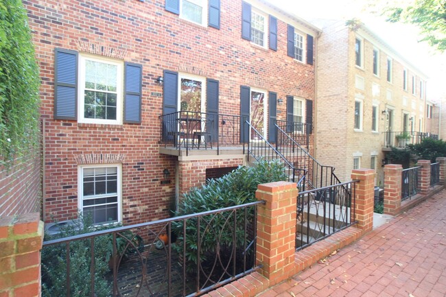 Primary Photo - Wesley Heights Spacious 2 bedroom, 2.5 Bat...