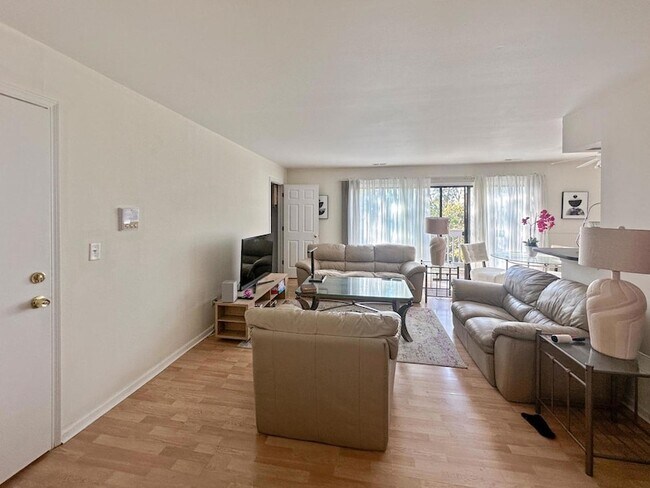 Building Photo - 209 W Ct of Shorewood