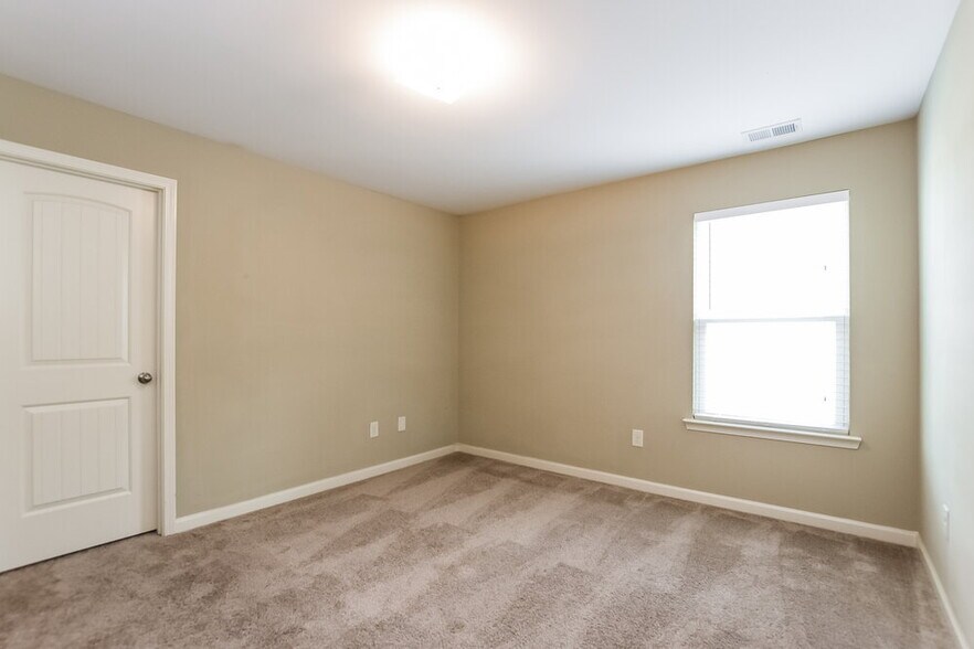 Building Photo - 220 Crescent Woode Dr