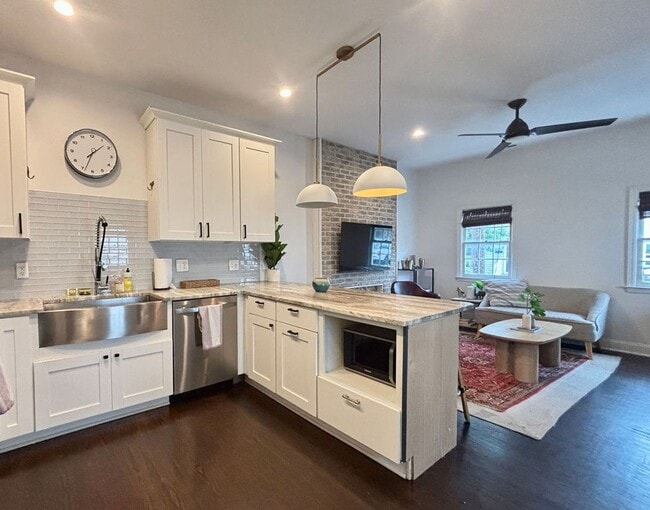 Building Photo - Available July 9th. FULLY FURNISHED 3 BR i...