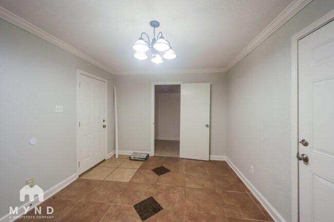 Building Photo - 3020 Normandy Dr