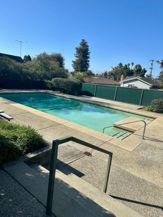 Building Photo - Santa Cruz, 2bd. 2ba. Condo, close to Down...