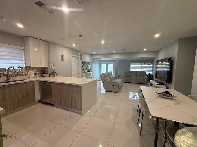 Building Photo - 2612 Acapulco Dr