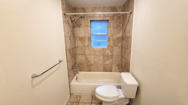Building Photo - 2100 Hill Top Ct