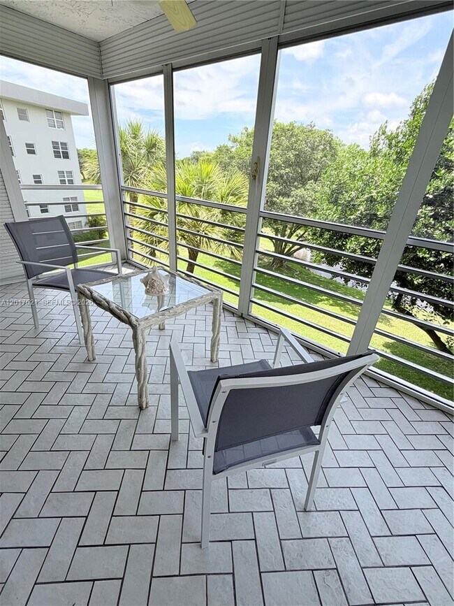 Building Photo - 4020 W Palm Aire Dr