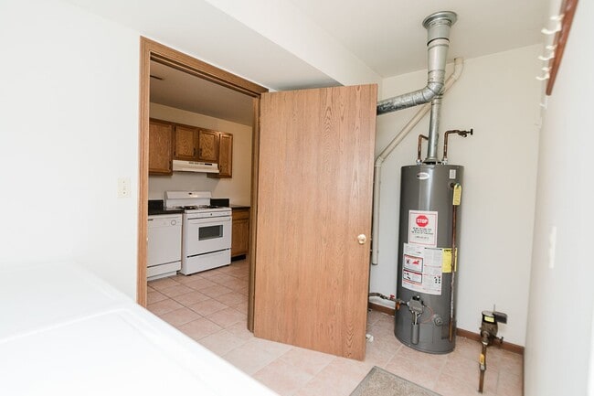 Building Photo - 2 bedroom / 1.5 bathroom Townhome in Chest...