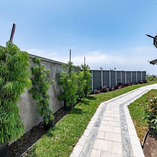 Building Photo - 32 Dauphin