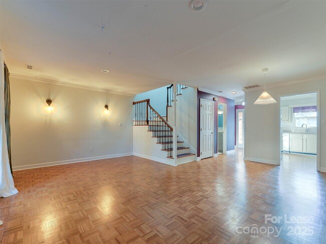 Building Photo - 527 Hawthorne Ln