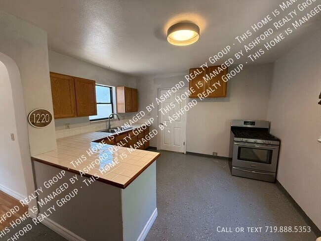 Building Photo - 1220 E San Rafael St
