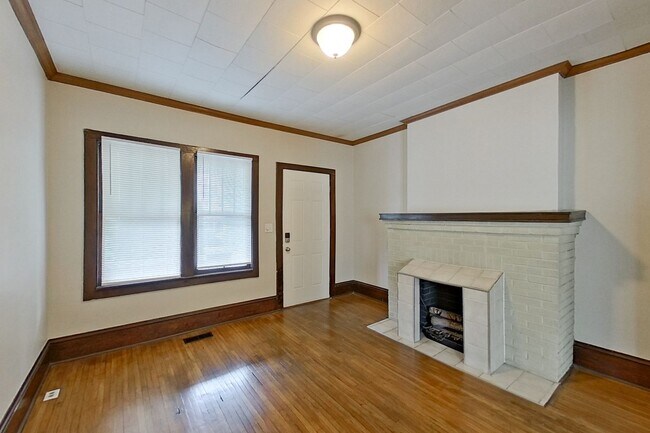 Building Photo - 461-463 Reinhard Ave